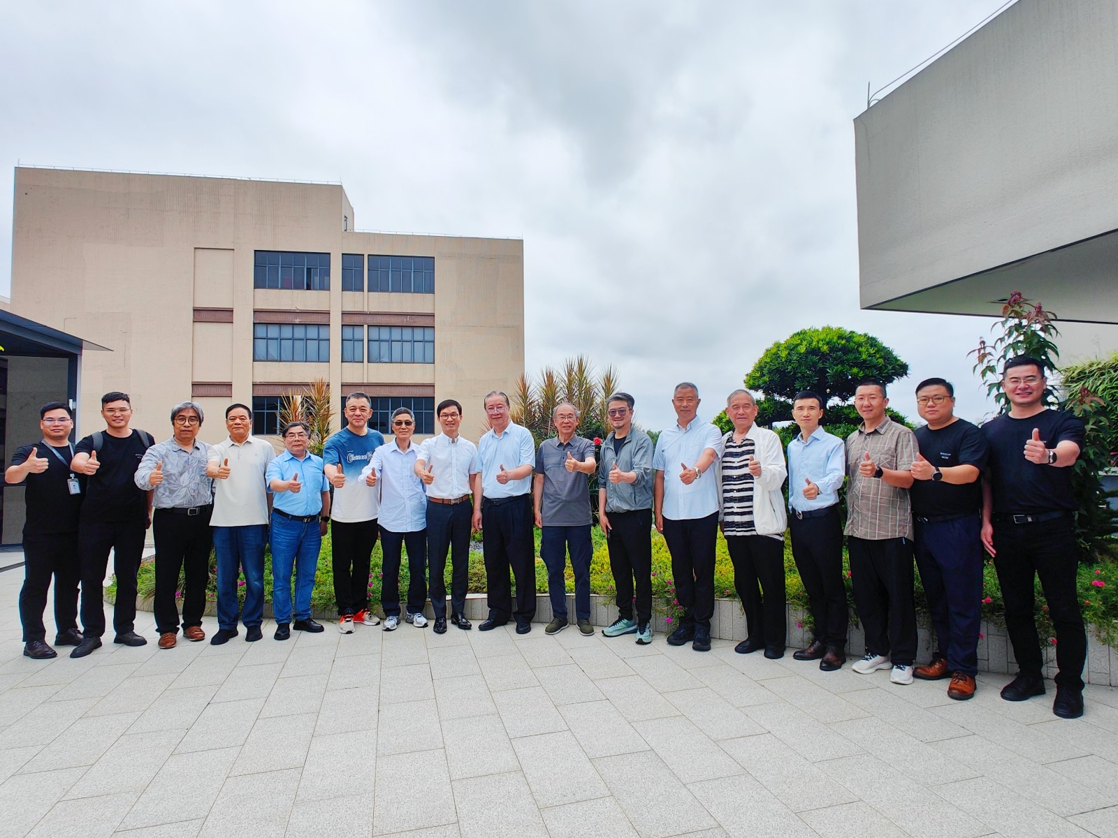 中国演艺设备技术协会灯光专业委员会专家组莅临雅江光电调研交流，深入探讨行业未来