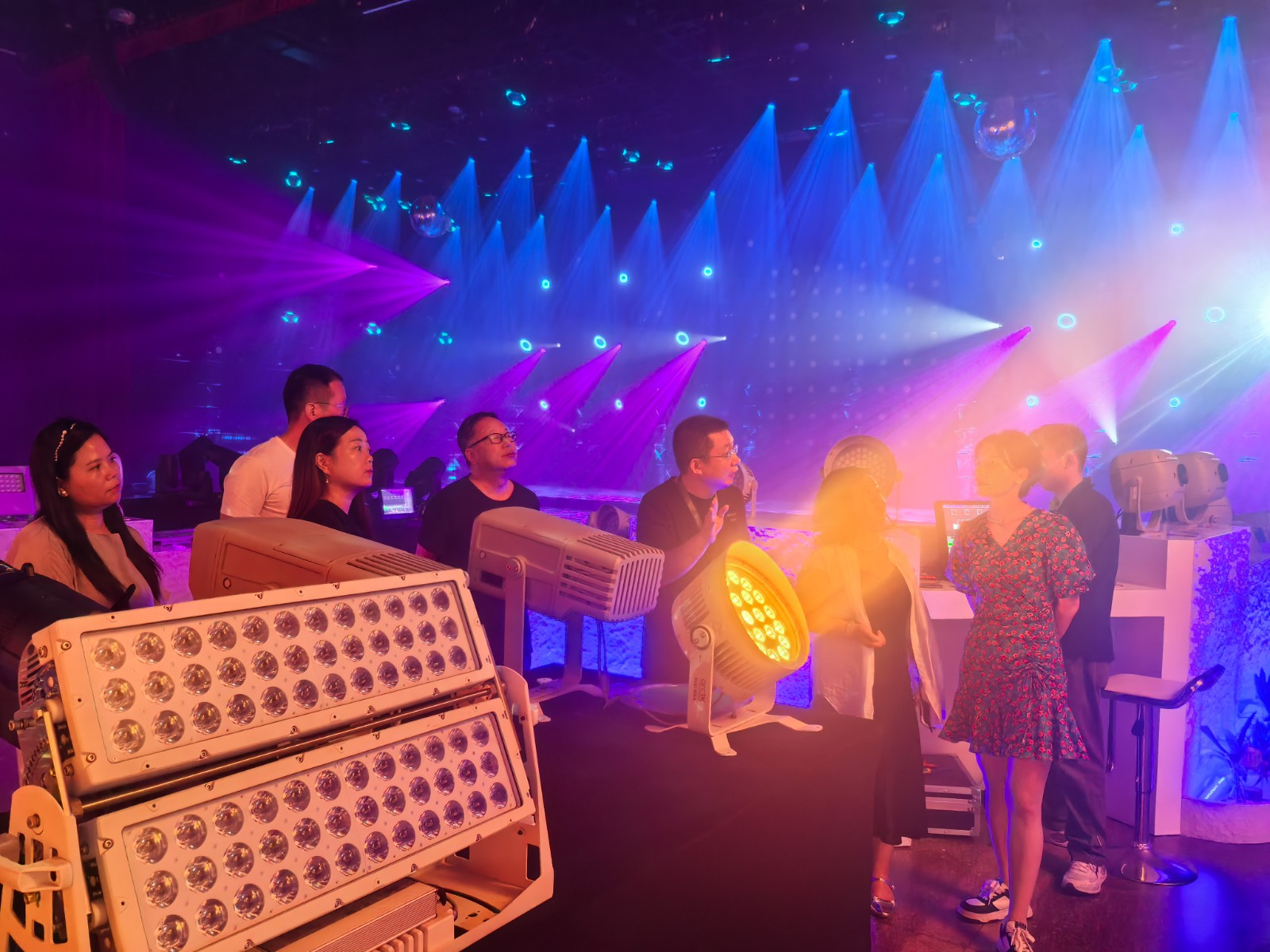 光绘未来，荣耀收官 | 雅江光电2025夏季新品发布会圆满落幕，光影盛宴见证技术革新